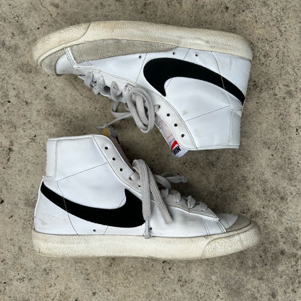 Nike black & white Blazer Mid ‘77, size 9.5 (41) - Picture 3 of 11